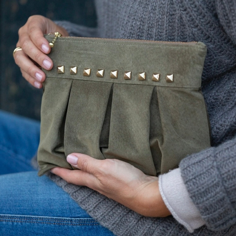 Mustertasche forestfarbenes Velourleder mit goldenen Nieten